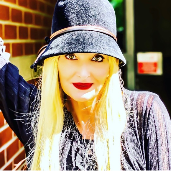 Meet your Posher, Felicia - Picture 1 of 1